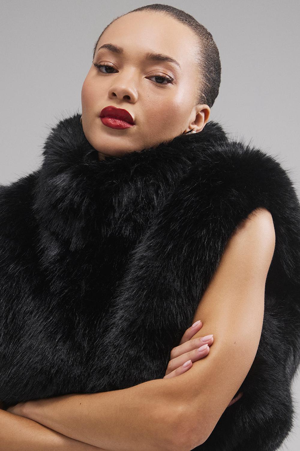 Γιλεκο γυναικεια Alo Yoga Opulent Faux Fur Cropped μαυρα | Greece  TFDMR-1023